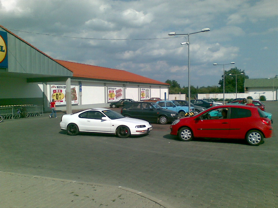 Obyčajne stare auto(vľavo) vs Novučíčké(vpravo) najdi dva rozdiely?