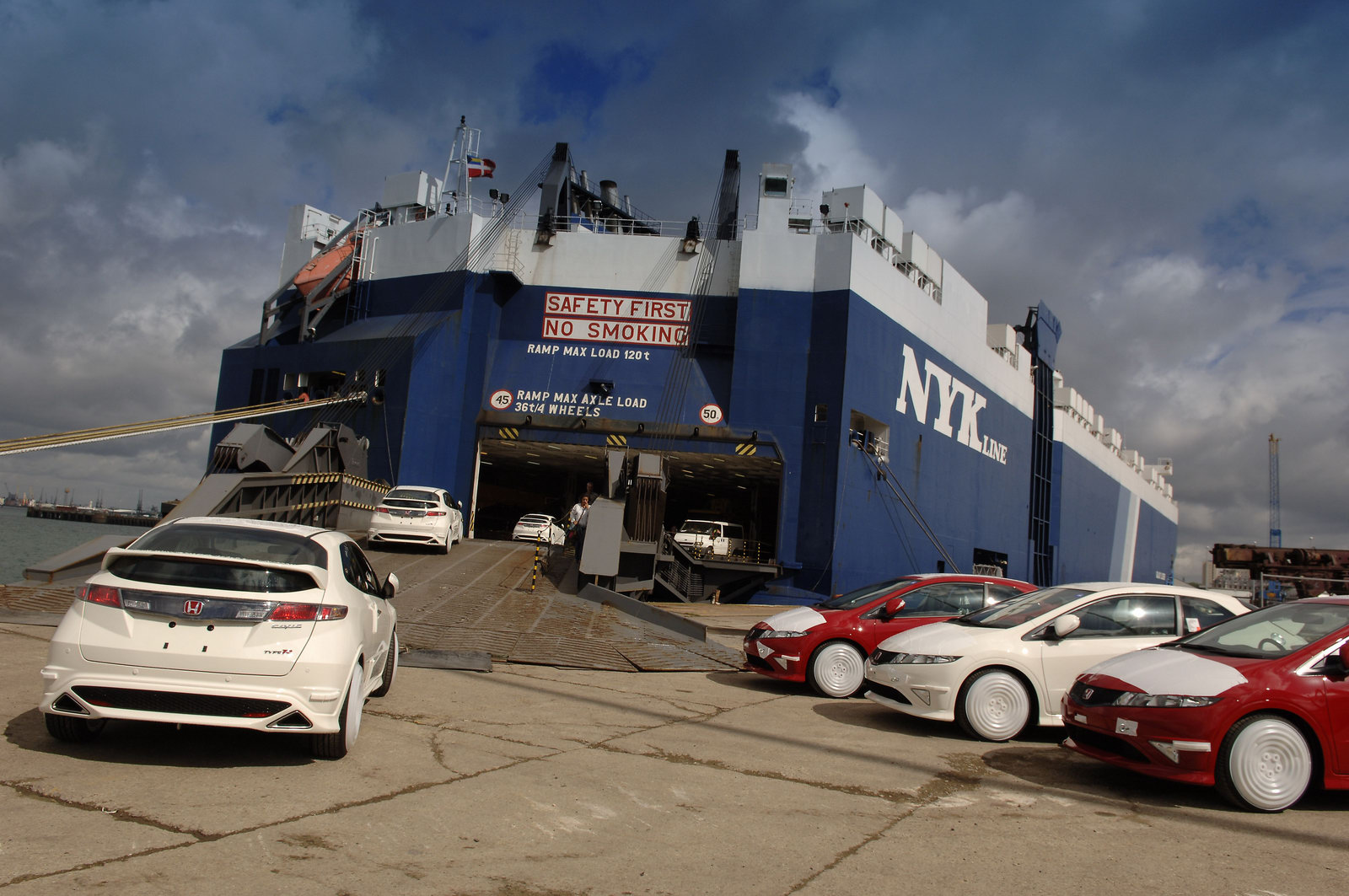 služebáky na Honday 2010 nám už poslali...