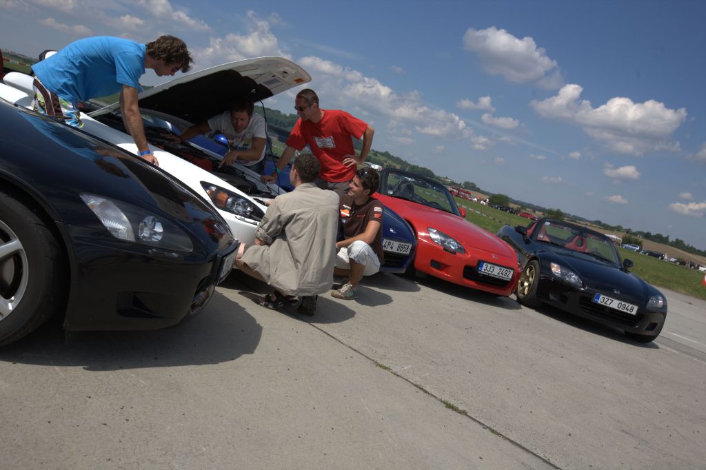 Kdyz se nektery stroj rozbije, kamaradi nestastnikovi radi pomohou a poradi .. :D