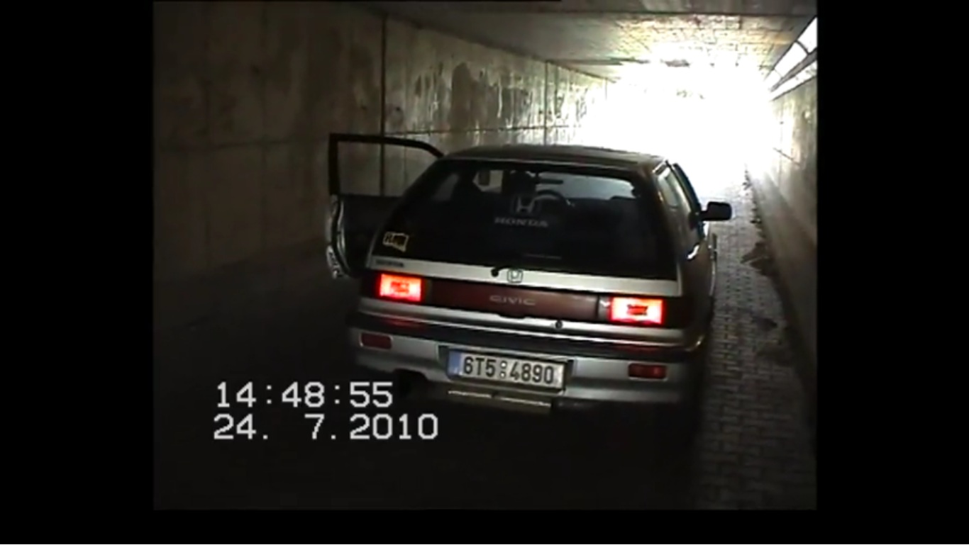 trosku nudy s kamerou v podjezdu