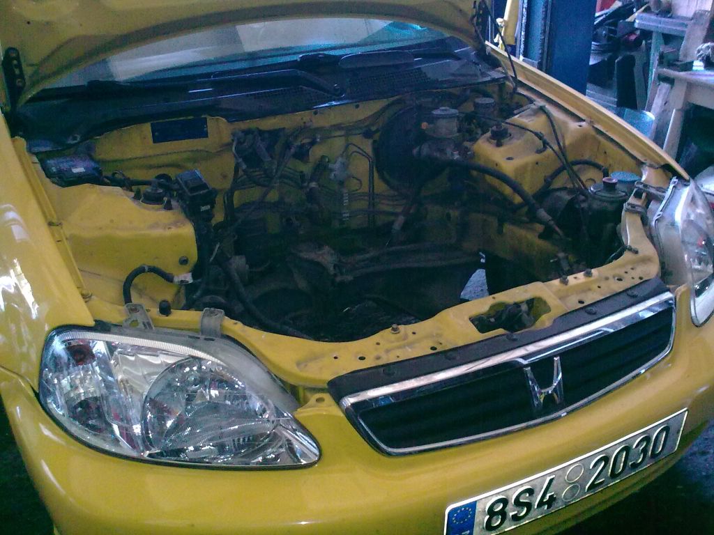 Po bazénu díra :-)