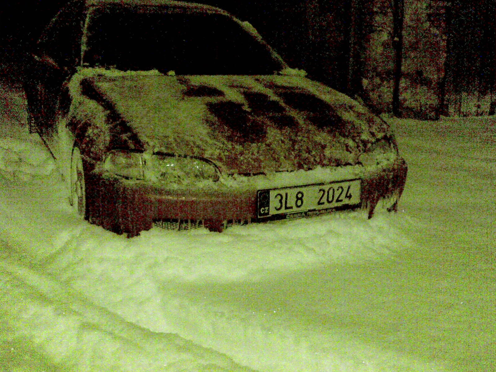 :D pár cm sněhu a už pomáhám silničářům