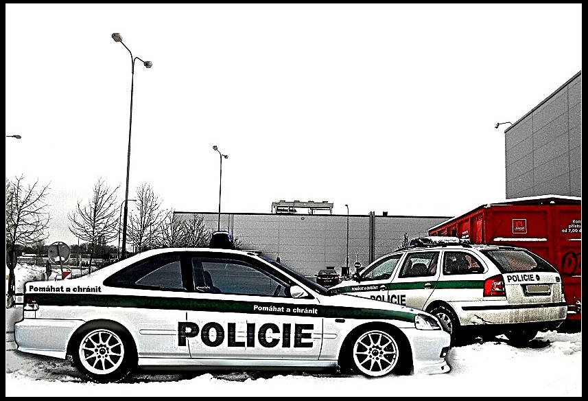 Kam se hrabe Mondeo nebo Passat...POLICIE Spoon :)