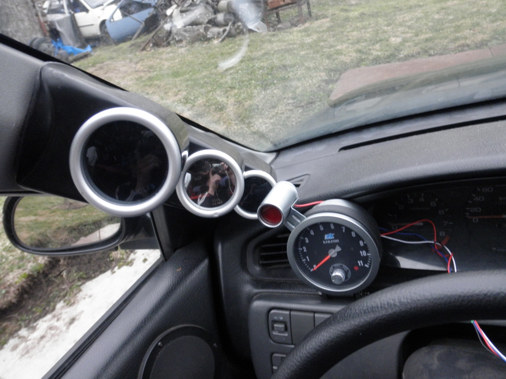 novej otáčkoměr ale kam ho dam to teda nevim...