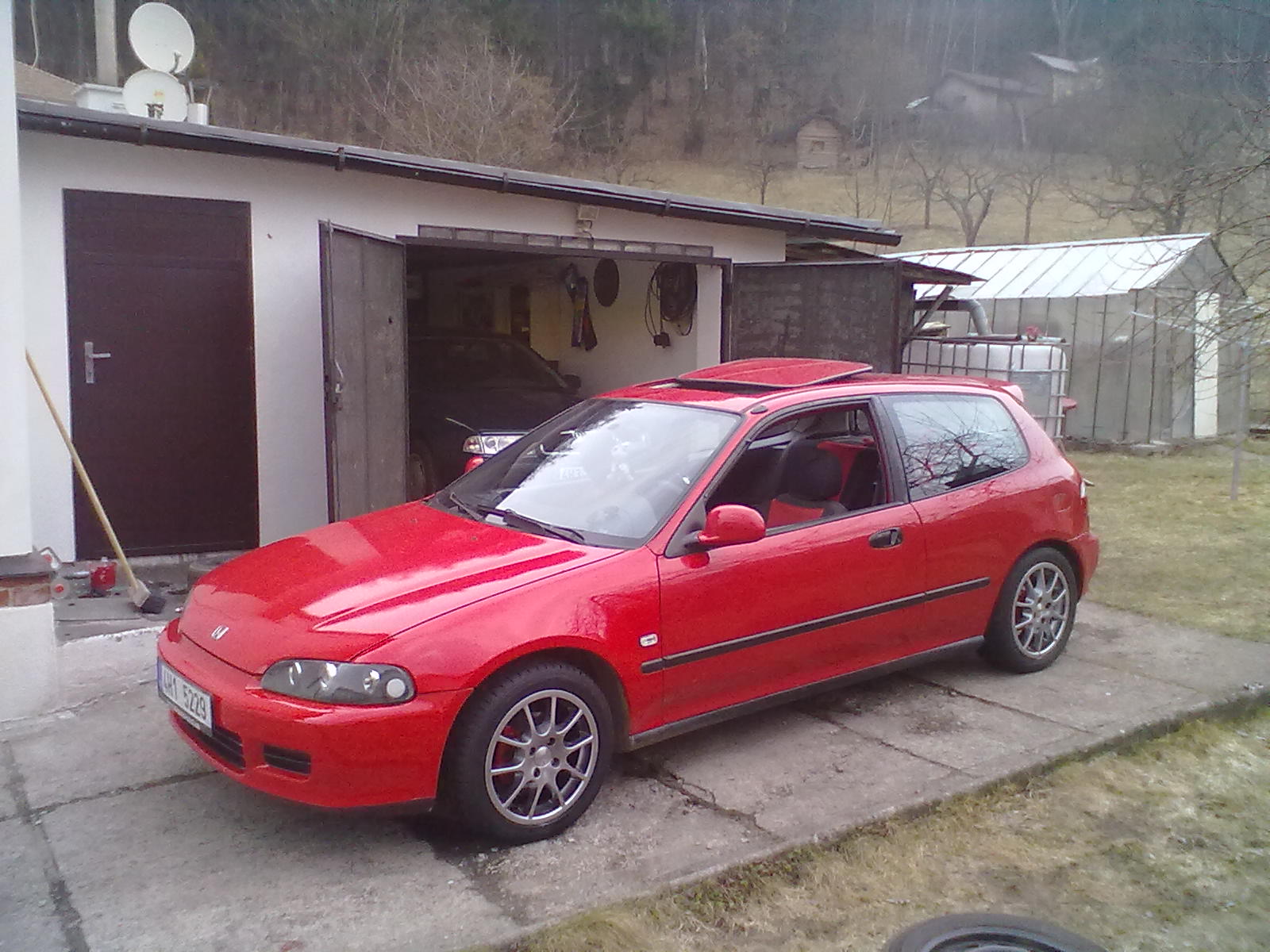 Tak po autonehodě opraveno a dnes přezuto :-)