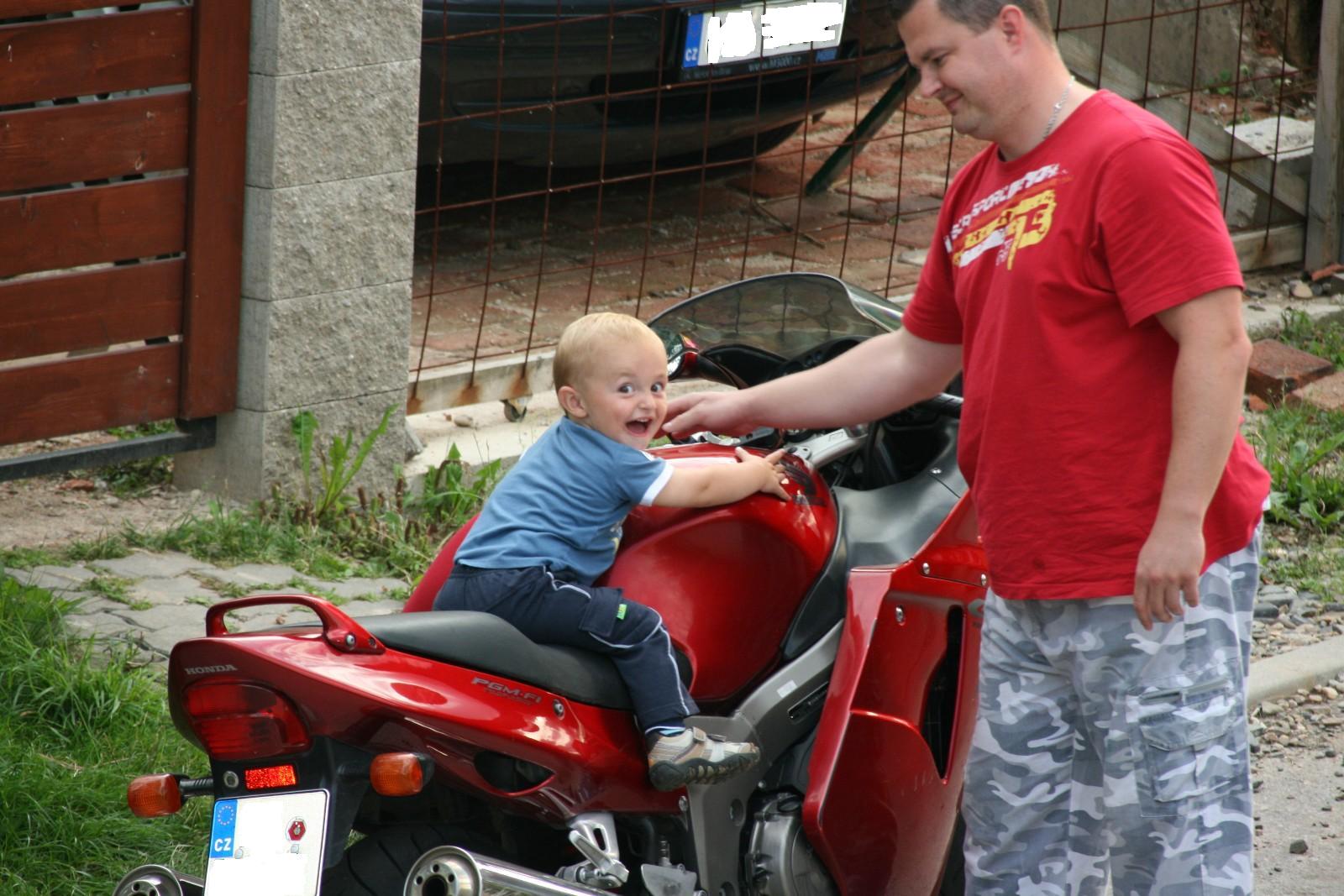 Dnesk jsme byli jezdit na odstrkovadle,ale jak přijel "strejda Vašek",tak Vojta chtěl měnit stroj...
