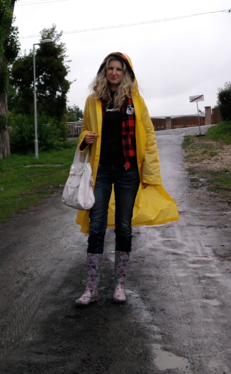 Modelka Mega předvádí ideální model na HONDAy 2011. ;-)