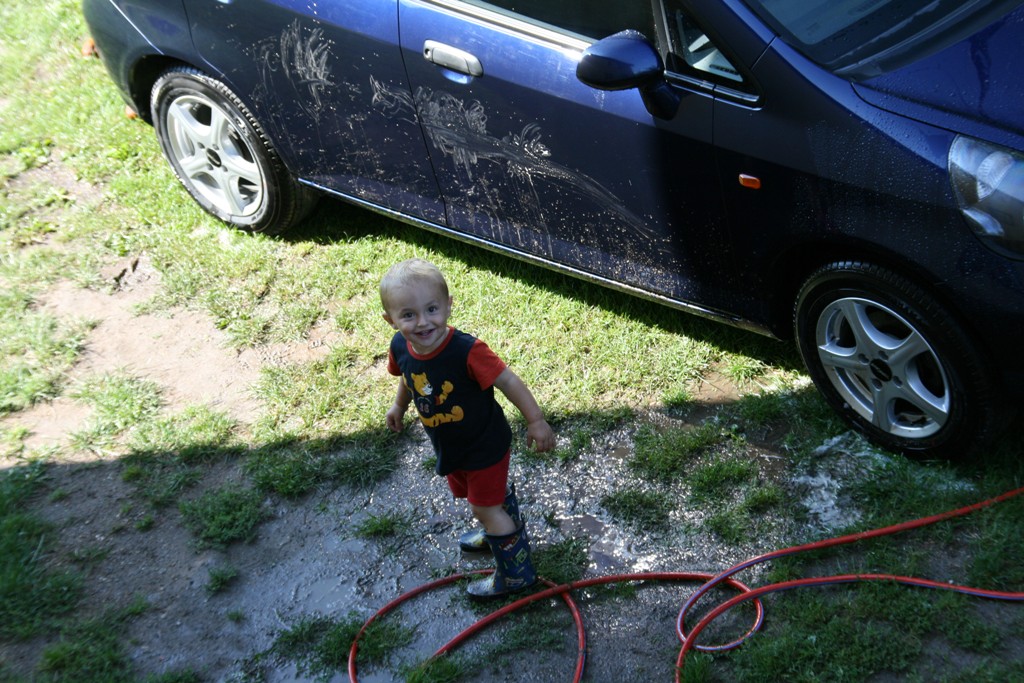 Jedna z léta - hehe,táta to umyl,ale bahno tak hezky cáká...