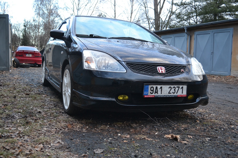 Momentka z úklidu garáže a dvou Hond.