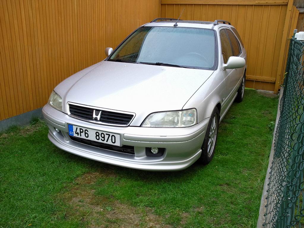 Vyhnal jsem VTI z garáže na déšť.