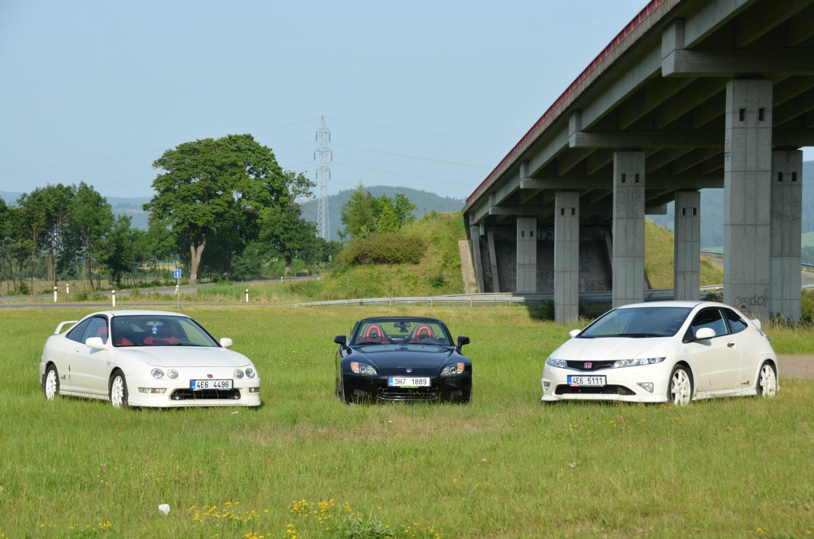 Tři sekačky na trávu ...