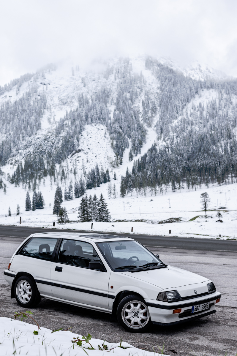 Bílá krabička pod sněhem