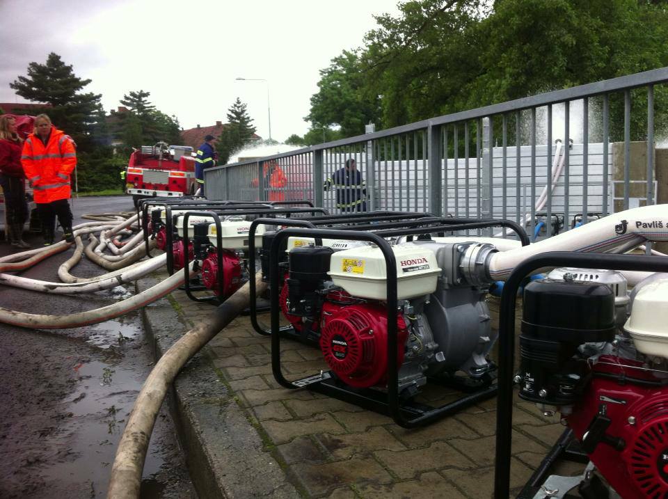 Hondy pomáhají při povodních...