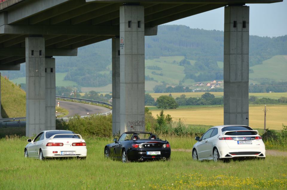 Tři zadky co (snad) neurazí :-)