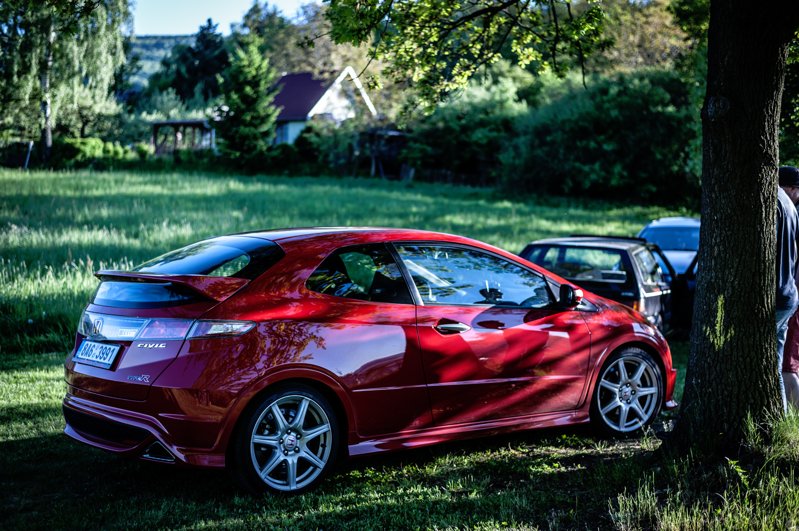 Ale no tak hoši, nečůrejte mu na toho mastodonta, má ho rád ...