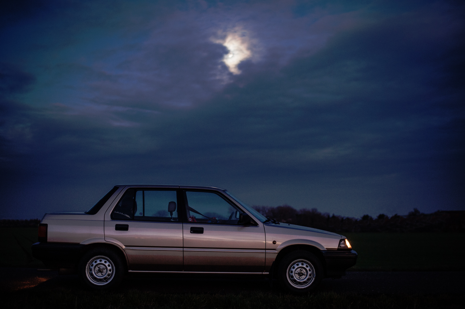 Večerně/noční sedan ...