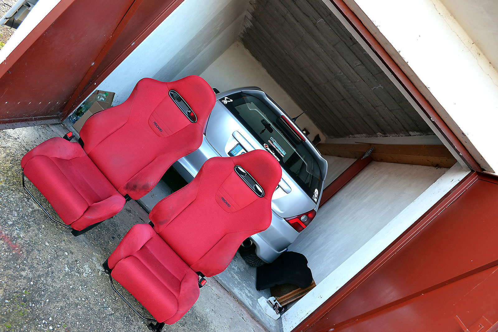 mezitím v zimě v garáži