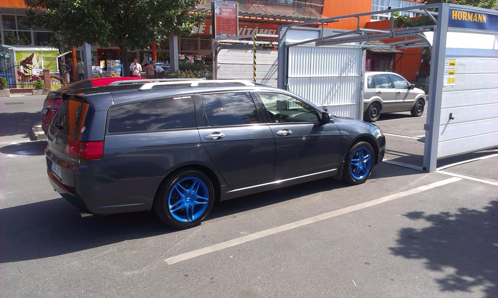 Si zaparkuju u OBI a za chvíli vedle mně ufo... :-)