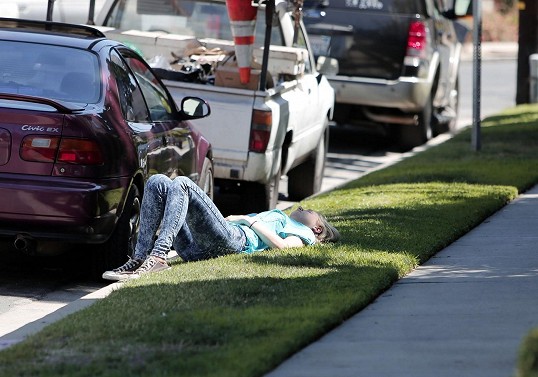 Známá zpěvačka Kesha  si také ustlala u silnice.