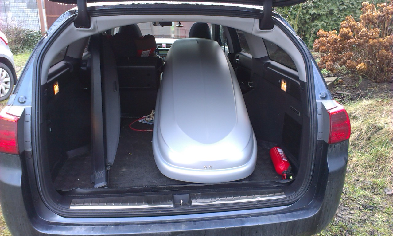 Je to pohřebák - rakev se vejde... :-)