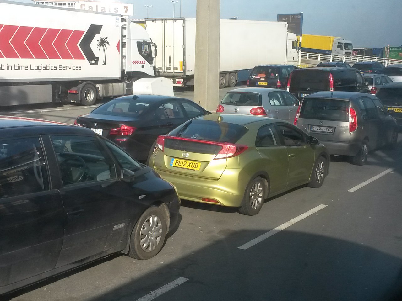 Ve frontě na trajekt do GB nesmí chybět Honda :-)