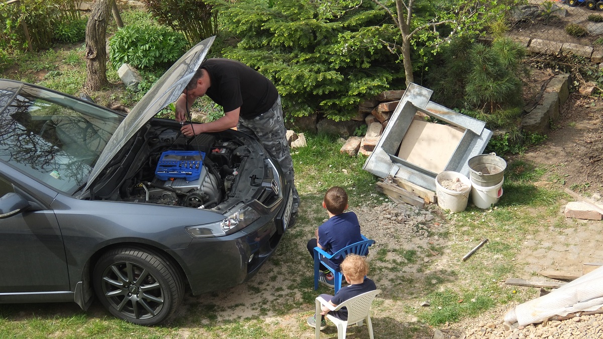 A jéje... Asi budou po mně - vydrží se koukat na práaci...