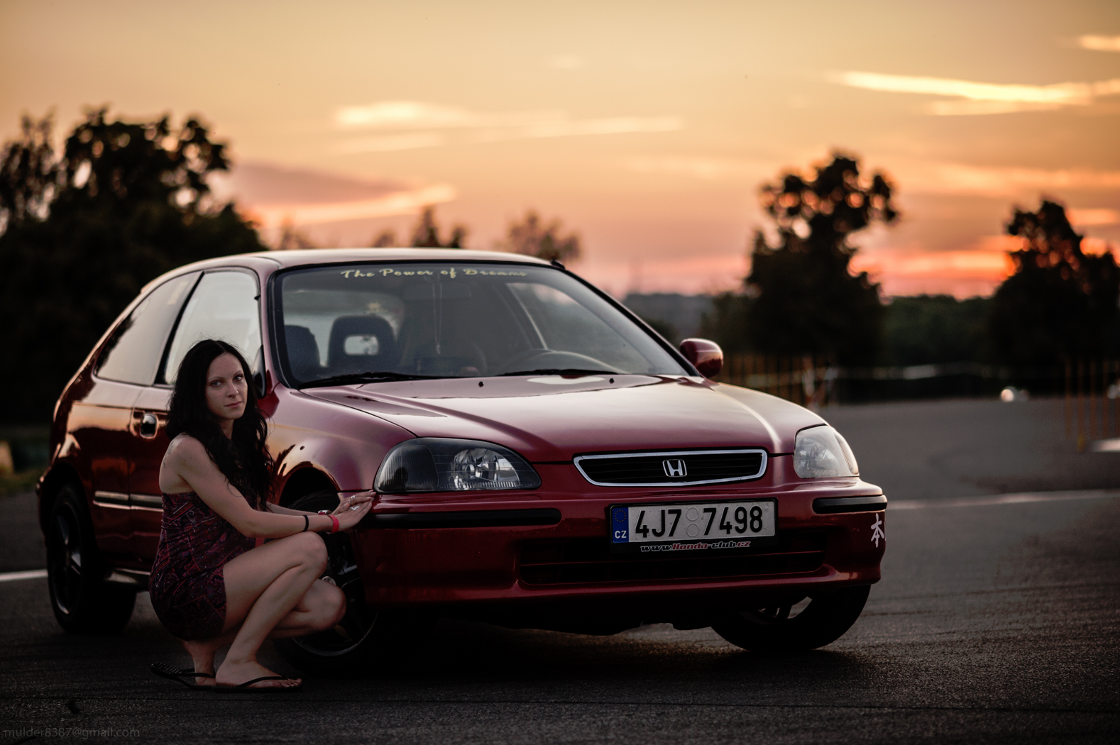 "Dívka na podnělí"