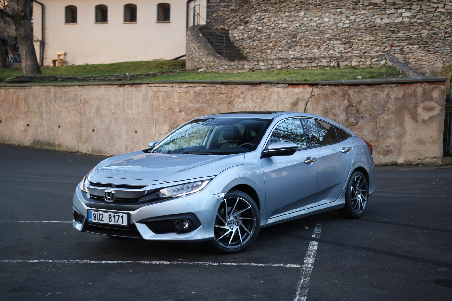 Na hradě je ženská!