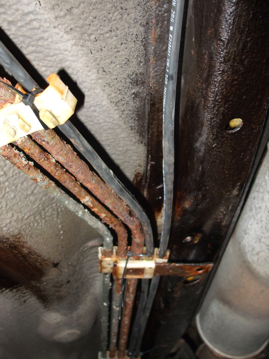 najdete 10 rozdilu mezi brzdovymi a palivovymi trubkami