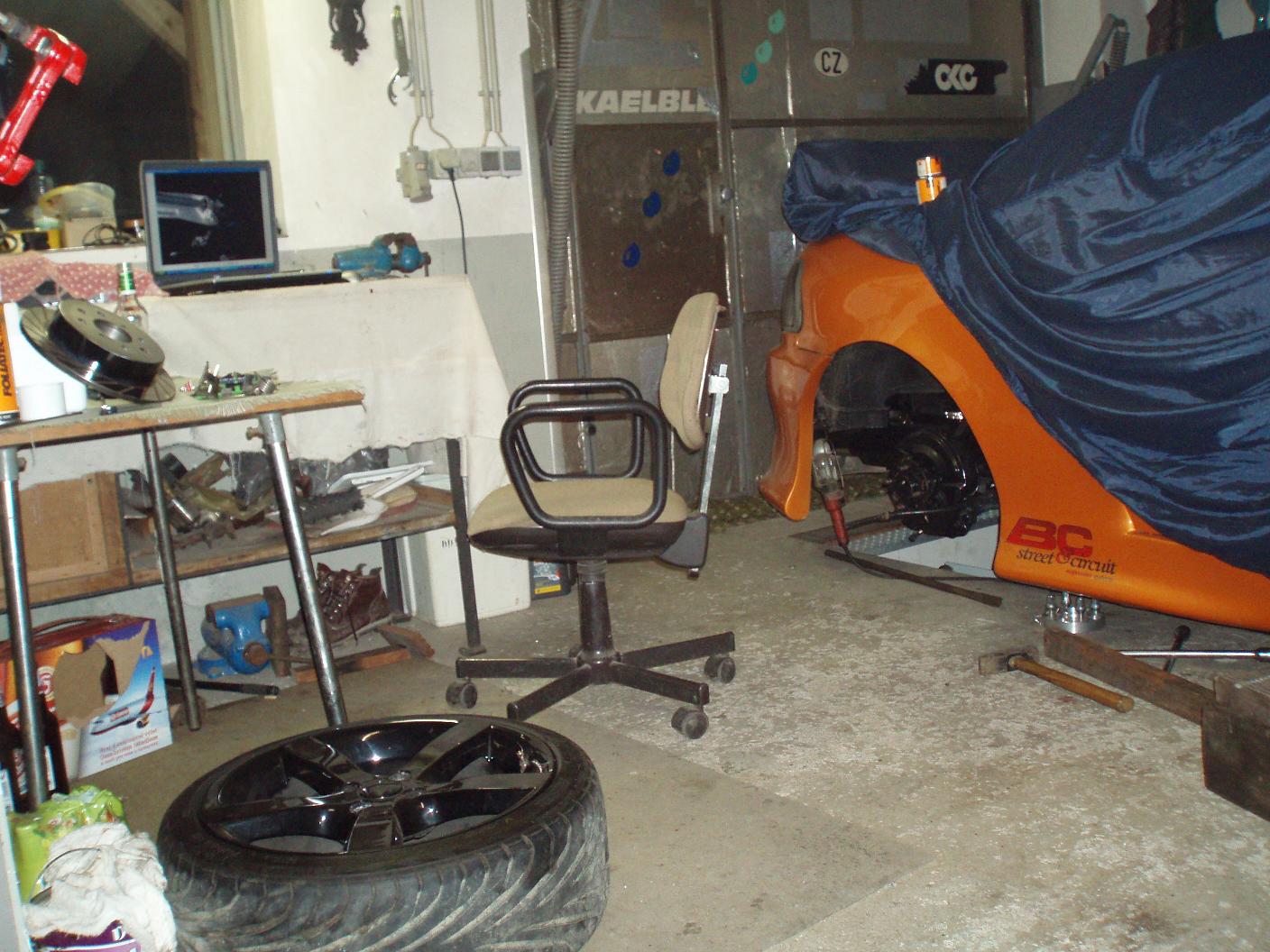 muj kancl v garazi u milacka :-)