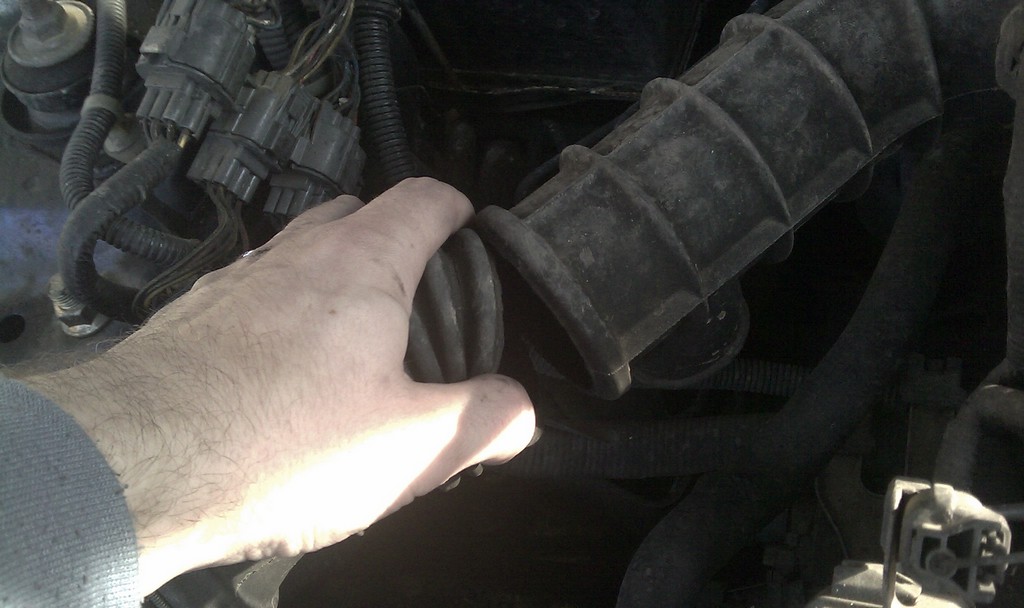 To takhle otevřu jednou kapotu... a KUK! - trubka od fitru vzduchu...