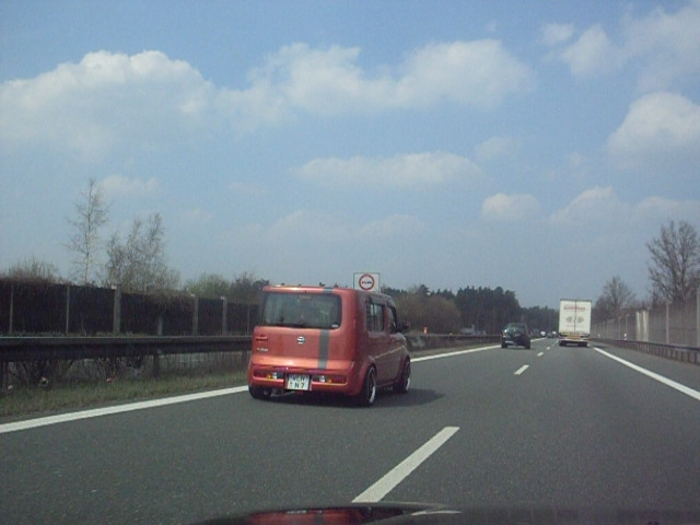 Poznáte někdo co je to za vůz ? .)  na dálnici v DE