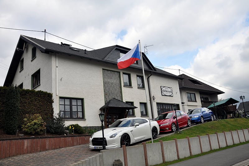 cesta na Nurburgring  #3 - trikolóra u penzionu