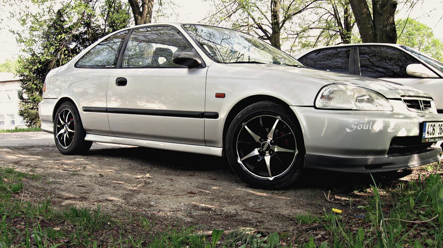 Coupe a v pozadí sedan