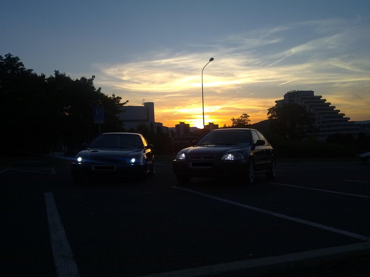 Jedna romantická fotka na dobrou noc :o) takhle spolu drandí po Mostě malá a velká Hondička :o)