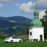 ...nad Rokytnicí, v pozadí chata Dvoračky a hora Kotel (1435 m.n.m.)