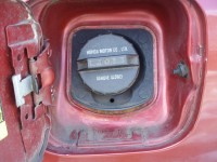 víčko nádrže neočištěné.JPG